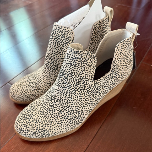 NWT and Box Toms Kallie Wedge Bootie - Picture 8 of 12